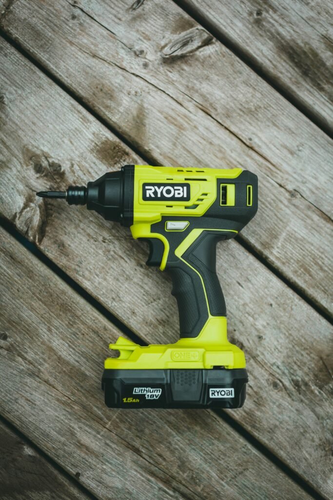 Taladro inalámbrico Ryobi sobre madera – herramienta para bricolaje doméstico